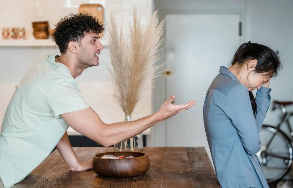 كيف يختلف أسلوب الخلاف لدى الأزواج الأصحّاء عاطفيًا